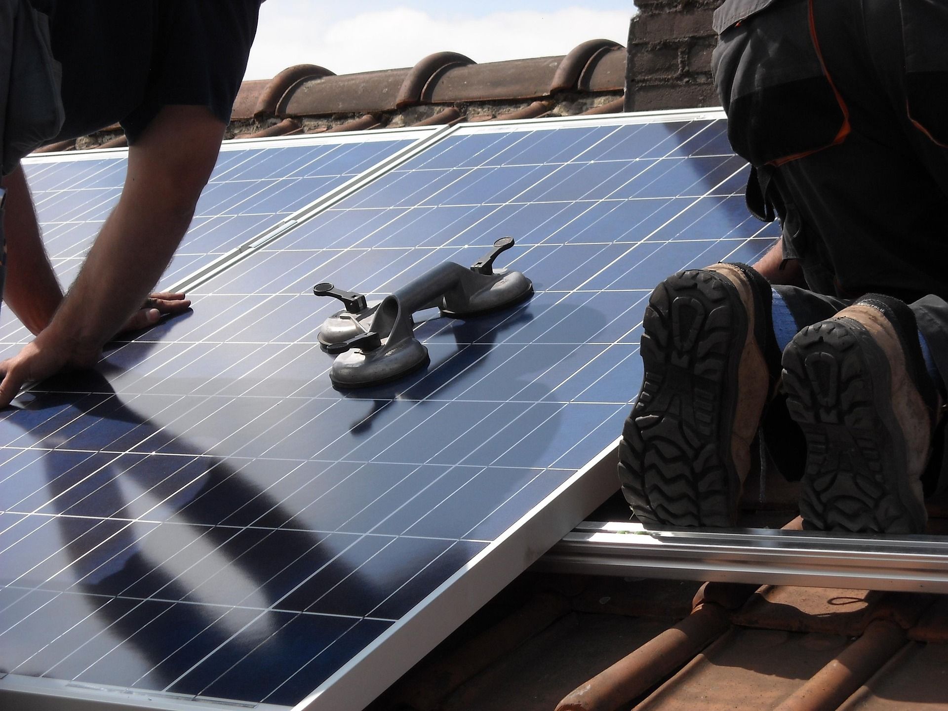 Equipo instalando paneles solares